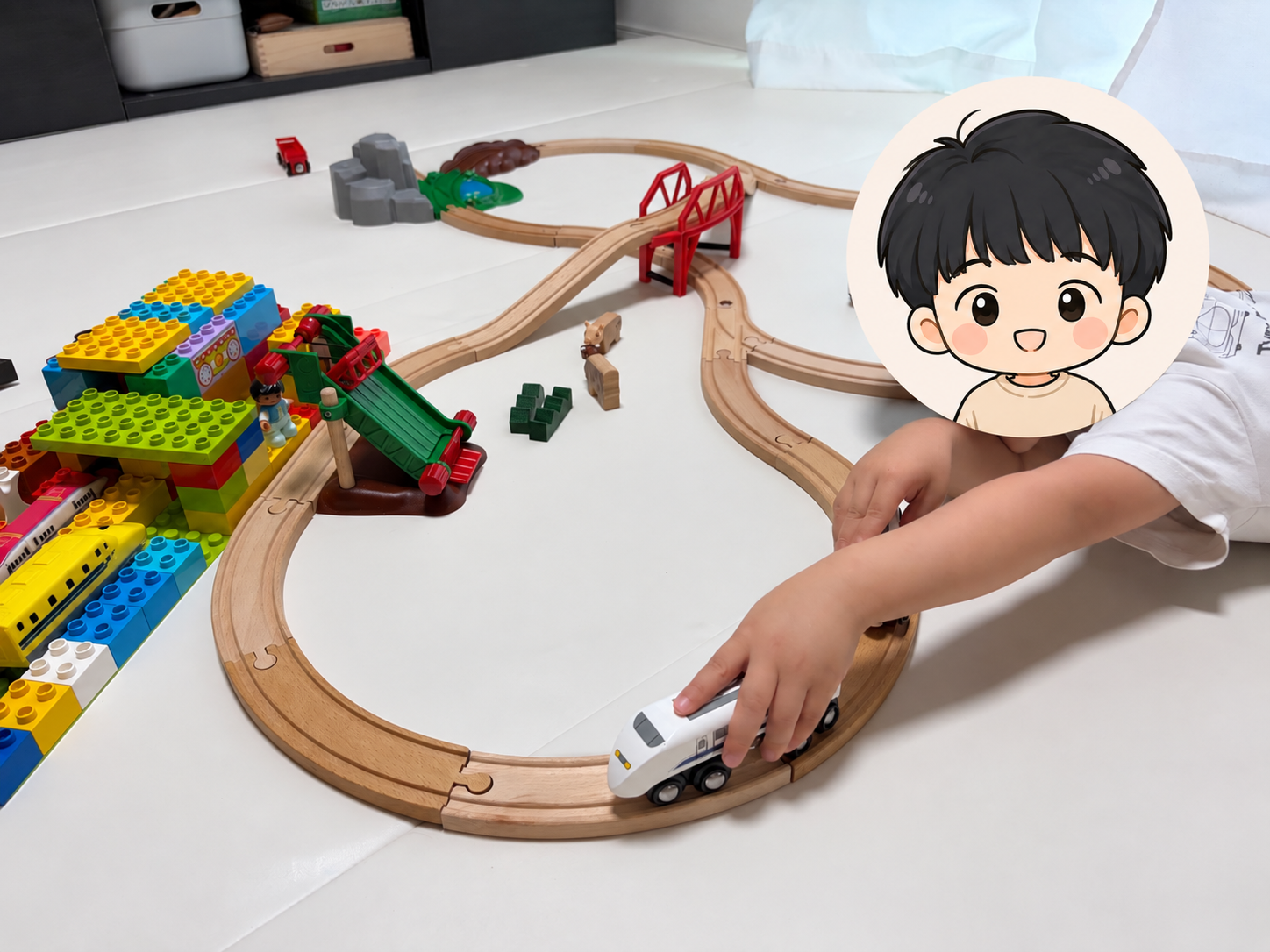 BRIOの木製レールを組んで遊んでいる様子