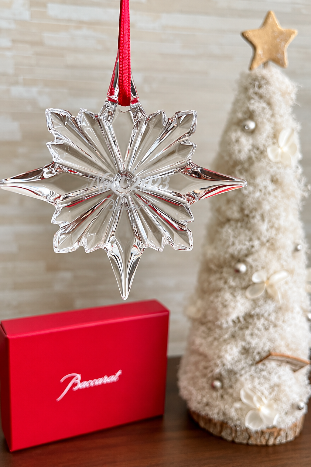 その年の年号が入ったバカラのクリスマスオーナメント